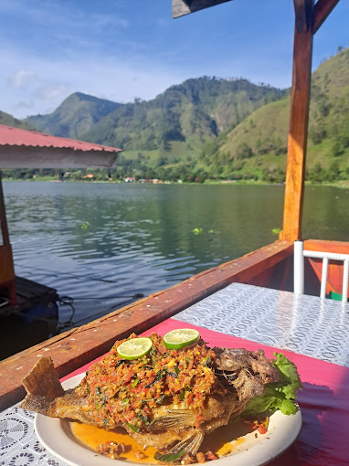 Sensasi kuliner di Danau Toba Vhi Vhi Resto Tongging