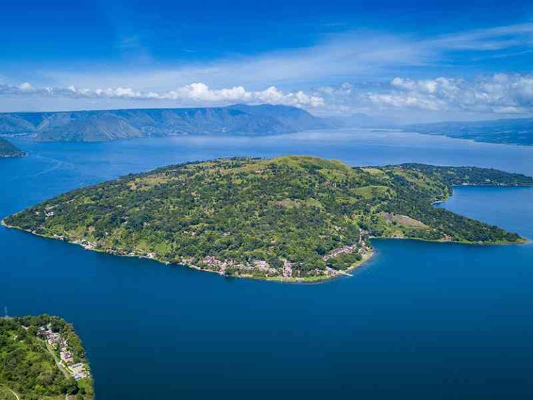 Potret Pulau Sibandang di Danau Toba