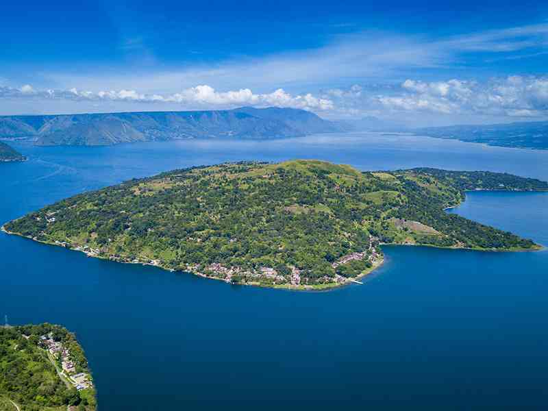 Potret Pulau Sibandang di Danau Toba