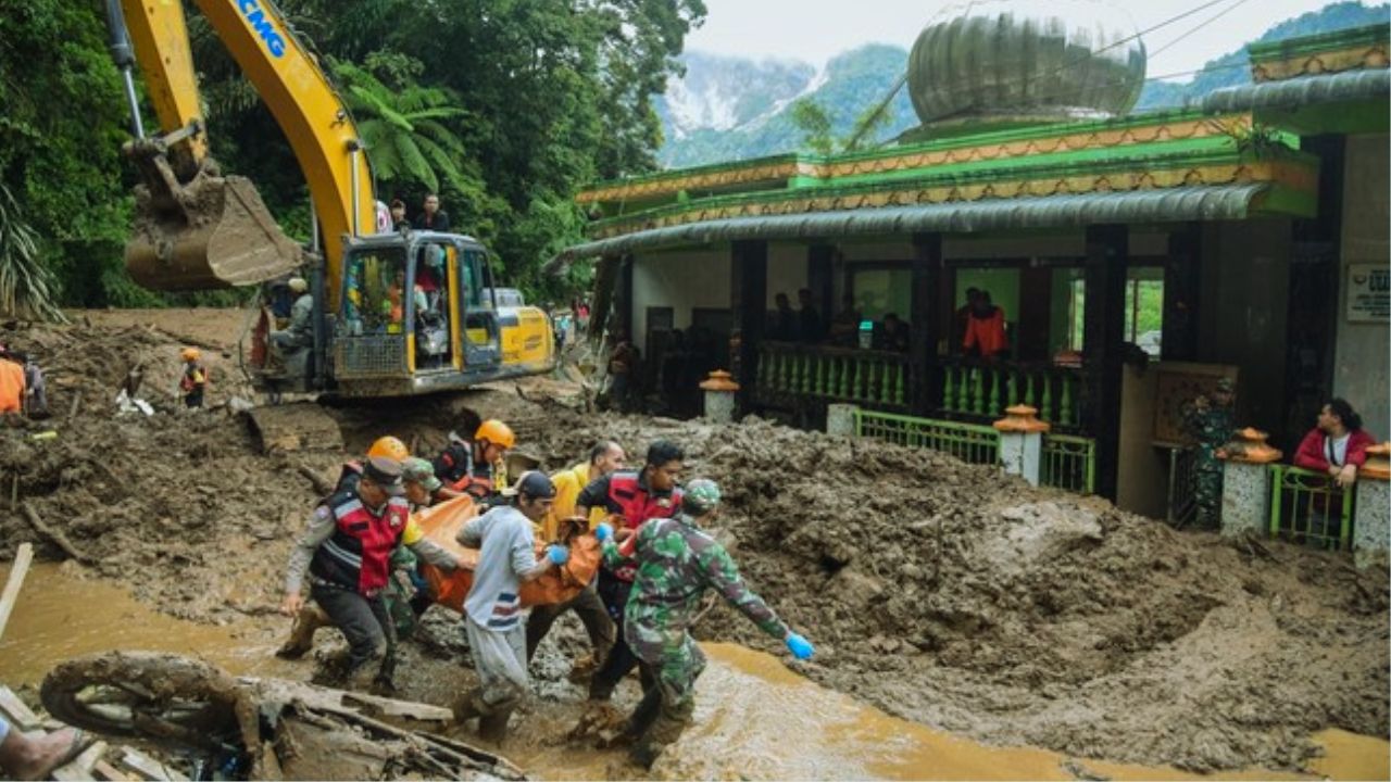 Proses evakuasi korban longsor di jalur Medan-Berastagi terus berjalan.