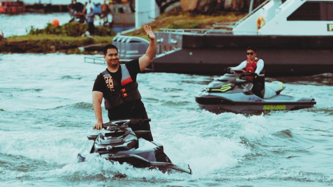 Menpora Ario Bimo Nandito Ariotedjo mengendarai jetski di Danau Toba.