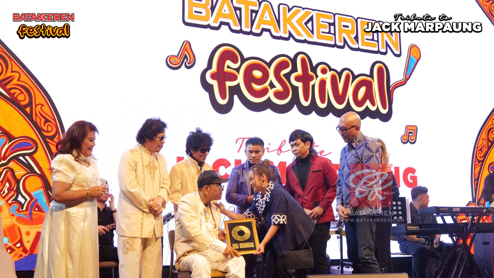 Pemberian piagam penghargaan dari BATAKKEREN kepada Jack Marpaung.