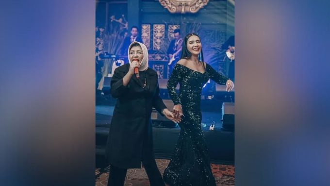 Emilia Contessa satu panggung dengan Denada.