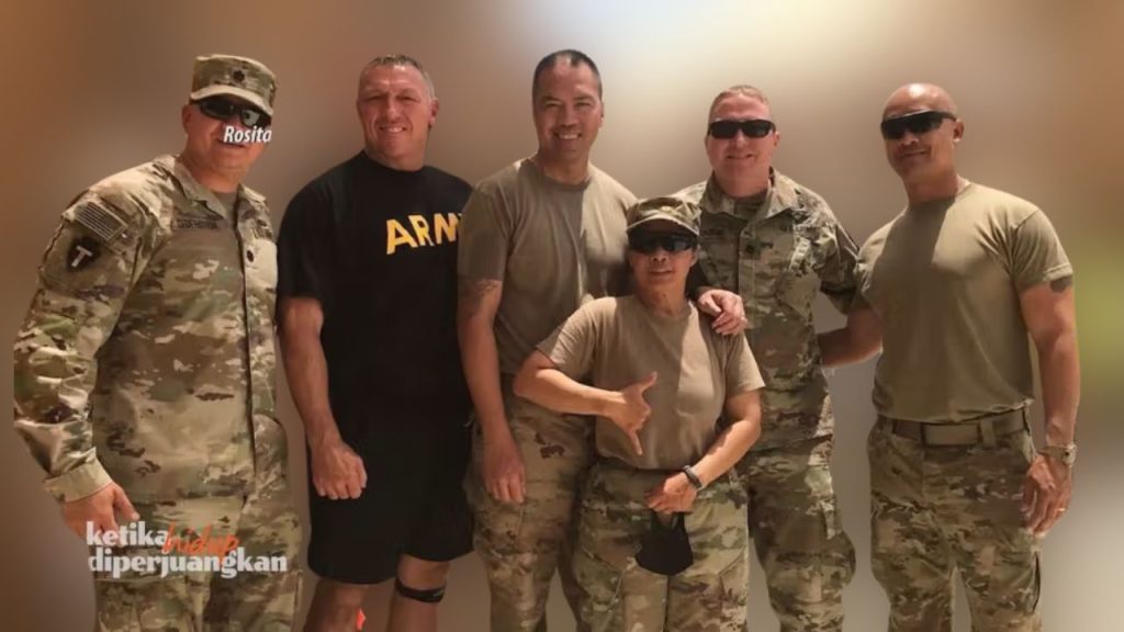 Rosite Baptista berfoto bersama rekan-rekan militer AS.