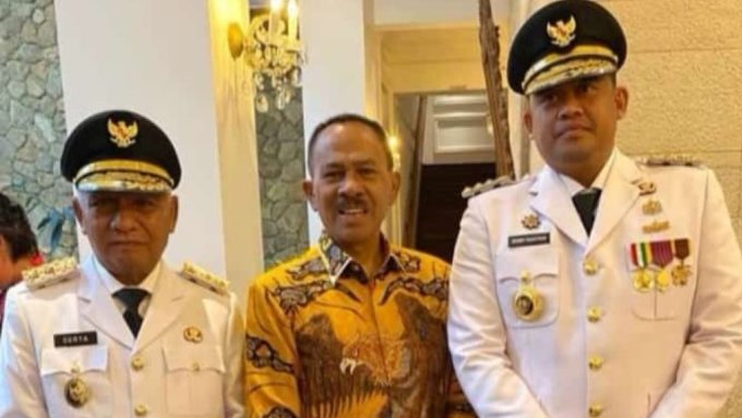 Potret Maruli Siahaan bersama Gubernur dan Wakil Gubernur Sumut terpilih.