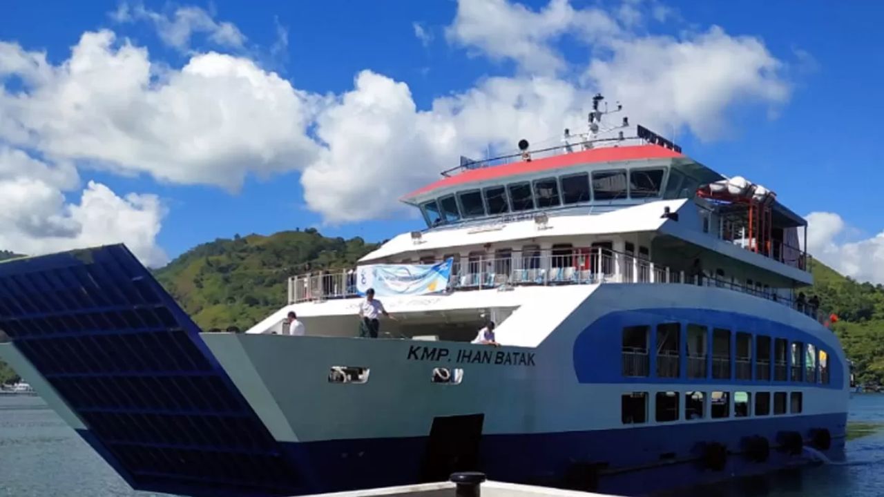 Kapal feri Ihan Batak yang melayani rute Ajibata-Ambarita, Samosir (Metro Daily).