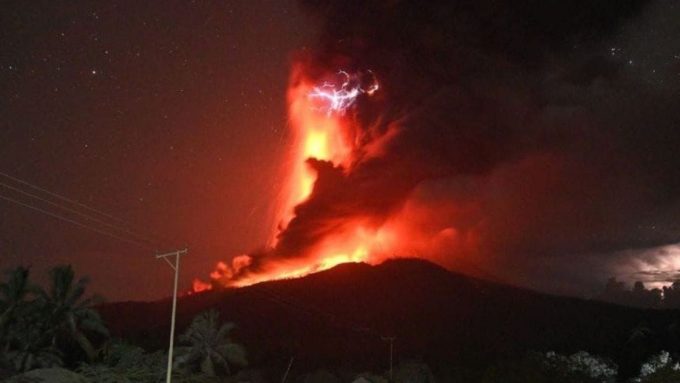 Potret letusan gunung Lewotobi.