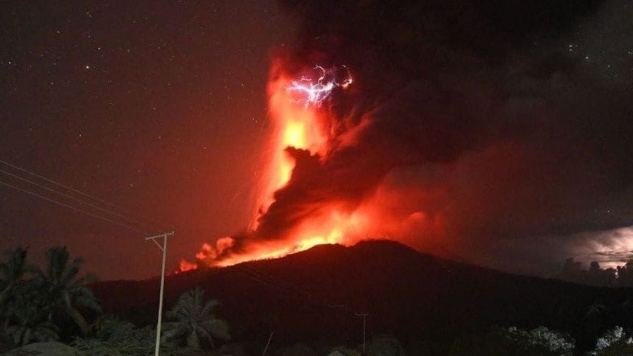 Potret letusan gunung Lewotobi.