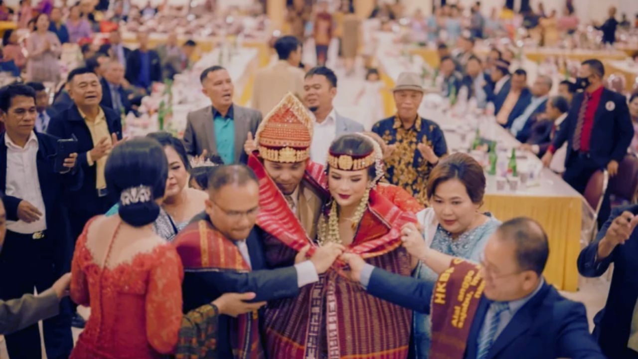 Prosesi mangulosi Batak Toba (@sasada_pictures/Instagram).