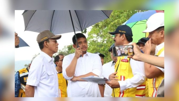 Gubernur Bobby Nasution meninjau ruas jalan Batu Jomba (ANTARA).