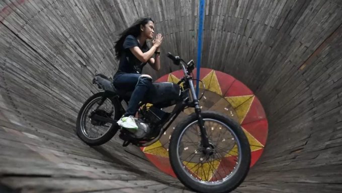 Sang Ratu Tong Setan, Karmila Purba.