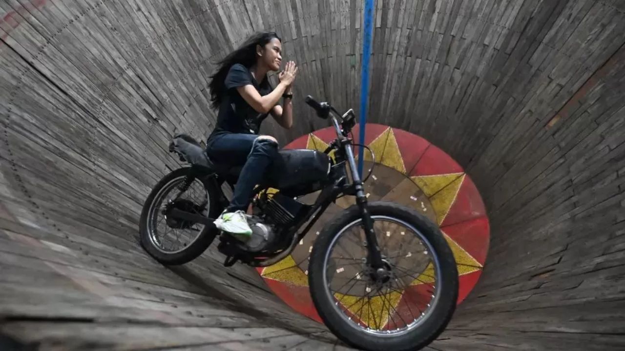 Sang Ratu Tong Setan, Karmila Purba.