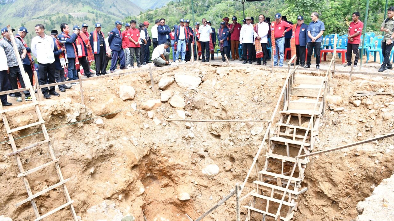 Peletakan batu pertama pembangunan salib suci Silang Hangoluan.