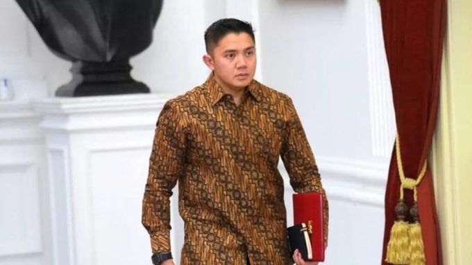 Kenaikan pangkat Seskab Teddy jadi polemik.