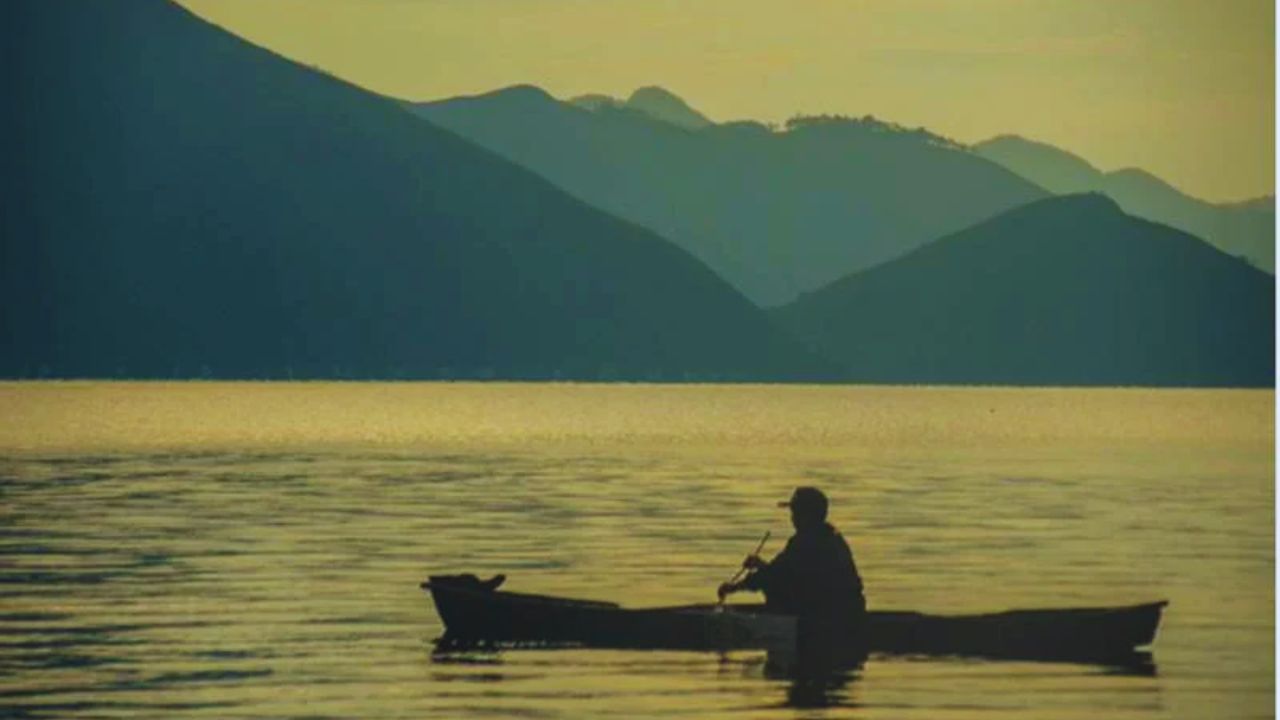 Ilustrasi pemancing ikan di Danau Toba.