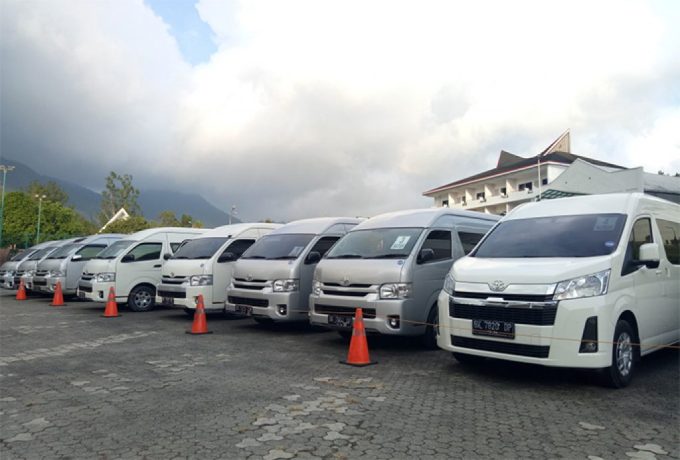 Ilustrasi mobil travel di Medan.