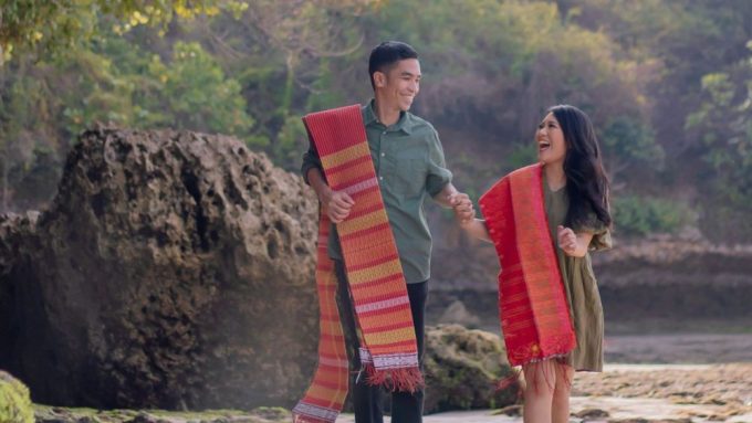 Ilustrasi pasangan Batak yang berbahagia (Samidin Yabes/unsplash.com).