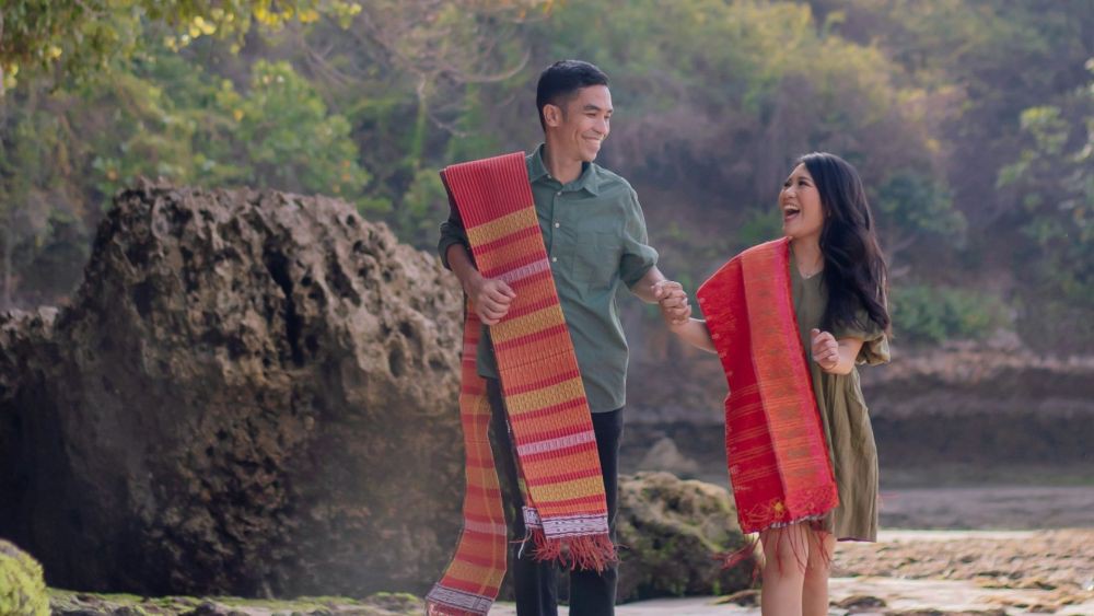 Ilustrasi pasangan Batak yang berbahagia (Samidin Yabes/unsplash.com).