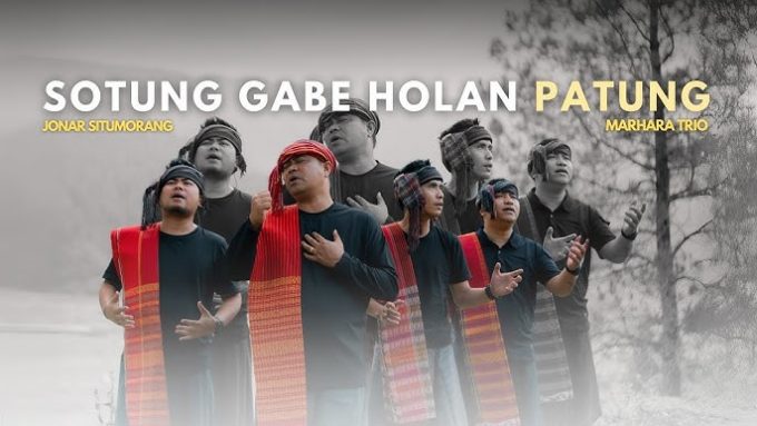 Sotung Gabe Holan Patung oleh Jonar Situmorang feat Marhara Trio.