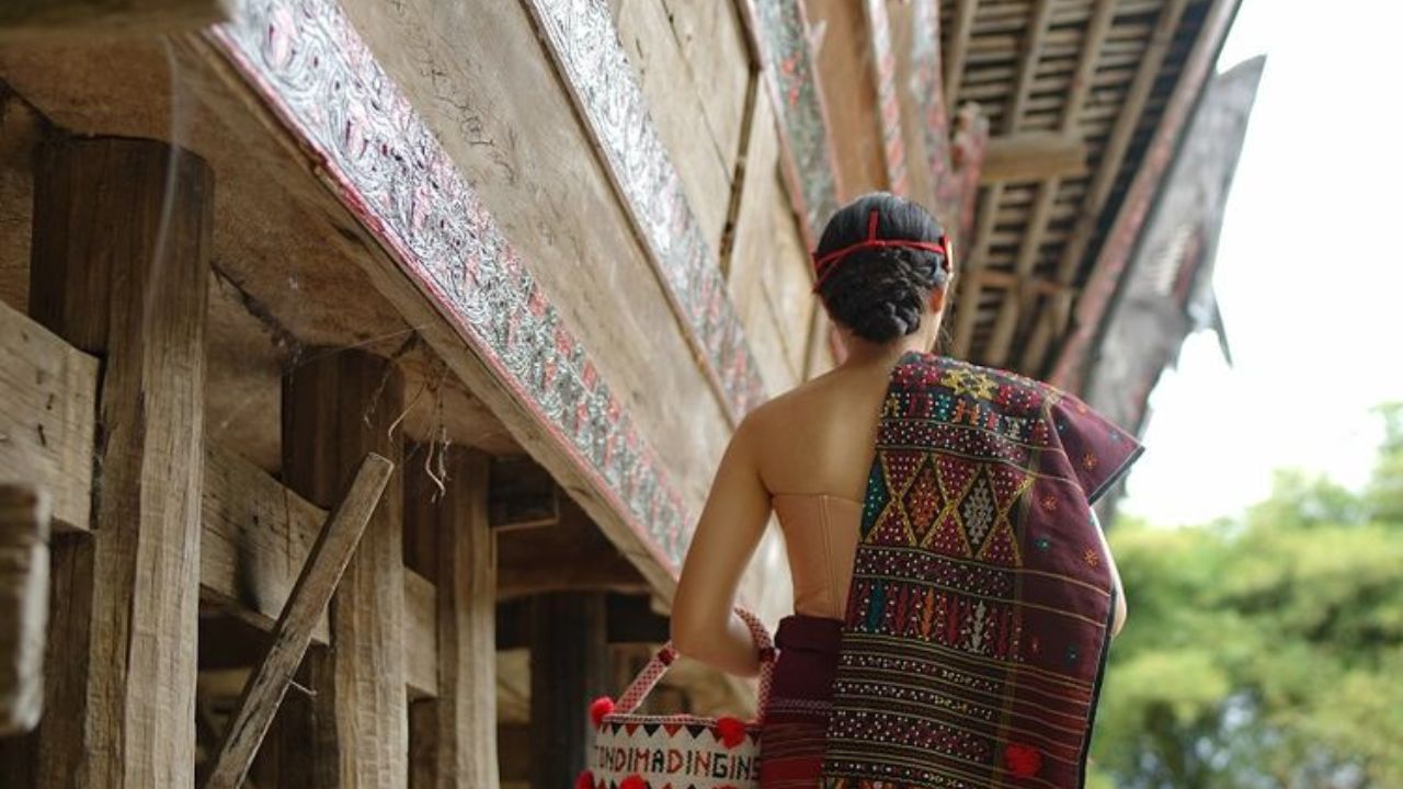 Ilustrasi perempuan Batak di Rumah Bolon.