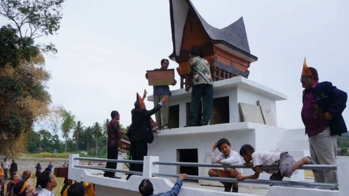 Mengenal tradisi Mangarihiti Batak Toba.