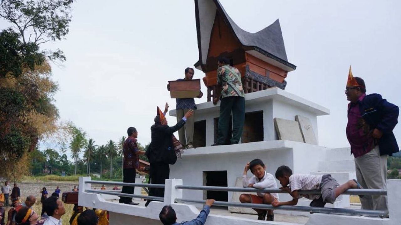 Mengenal tradisi Mangarihiti Batak Toba.