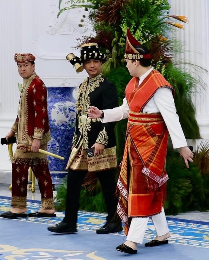 Penampilan Rizky Irmansyah menggunakan pakaian adat ala Batak.