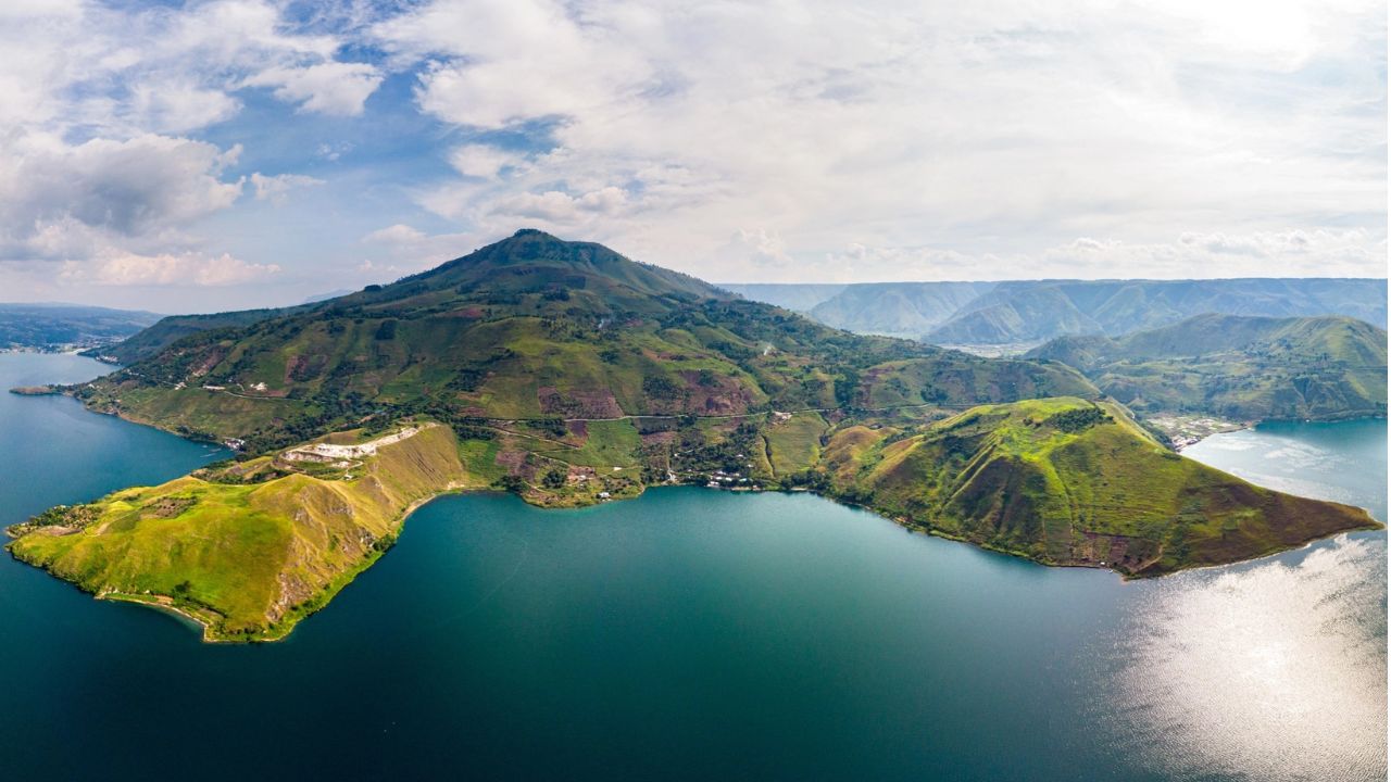 Panorama keindahan Pulau Samosir (Shutterstock/Fabio Lamanna).