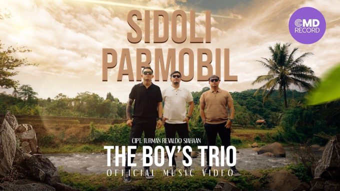 Sidoli Parmobil oleh The Boy's Trio.